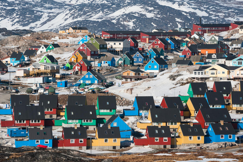 Viaggio in Groenlandia villaggio con case colorate