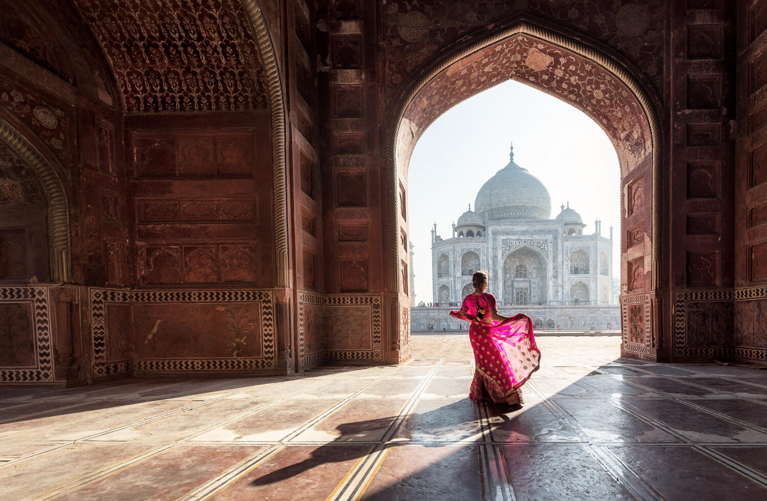 Viaggio in India ragazza davanti palazzo Taj Mahal