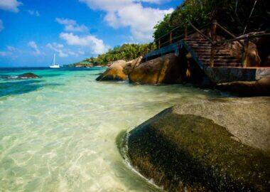 Seychelles-spiaggia-barca-giorno-blueberrytravel