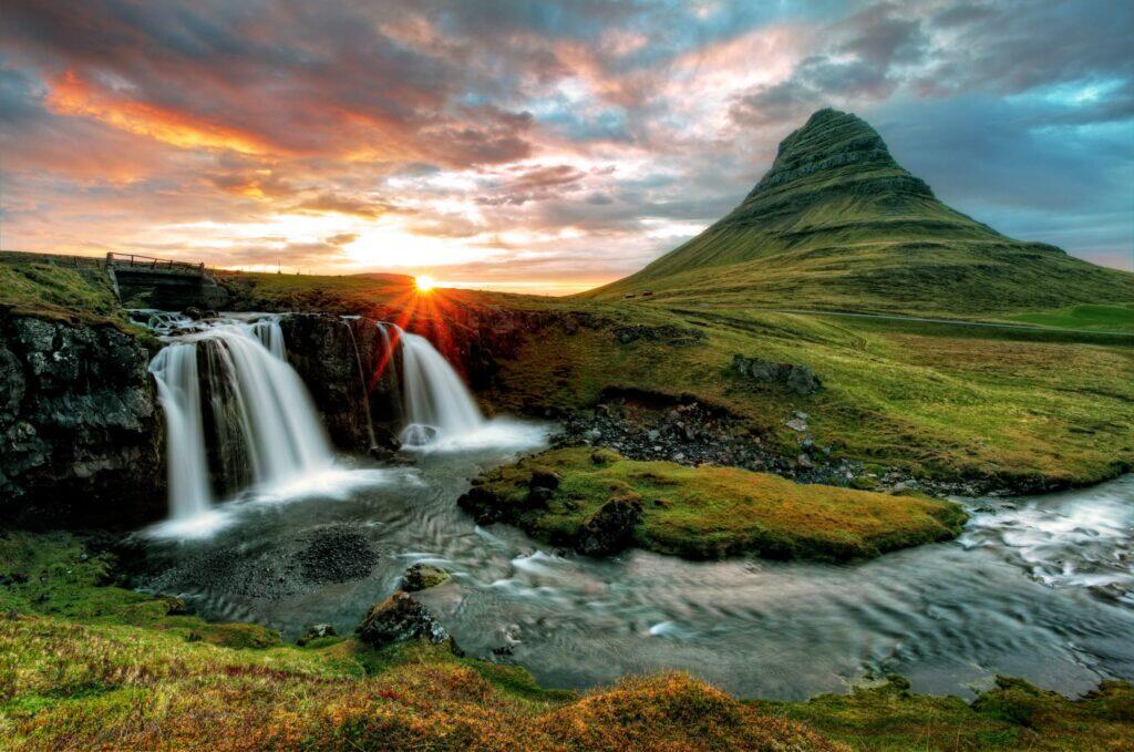 Viaggio in Islanda cascate con monte