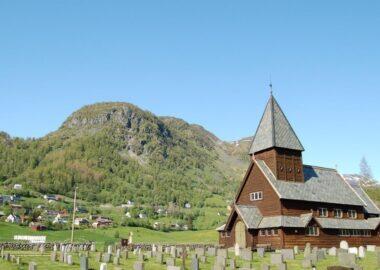 norvegia-fiordi-Roldal-stave-church-blueberrytravel