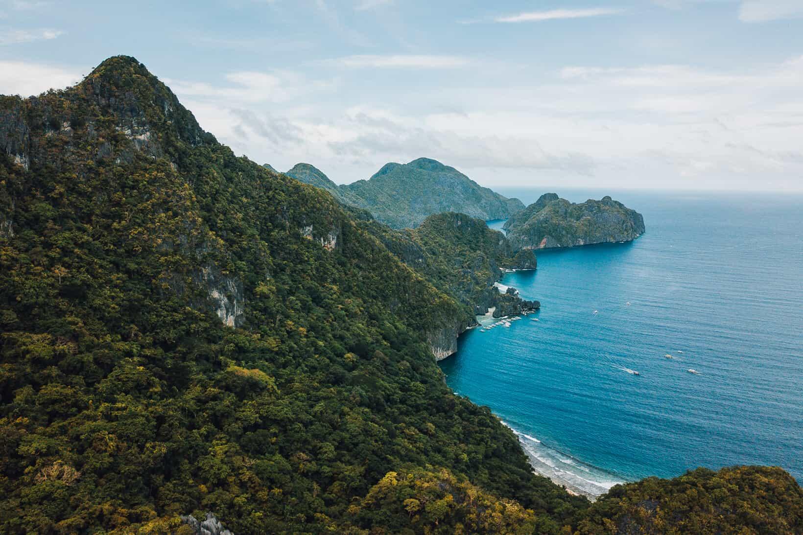 Viaggio nelle Filippine mare con giungla tropicale