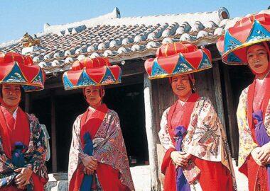 Giappone-Okinawa-donne-costume-tipico-esterno-giorno-fotobox-blueberrytravel