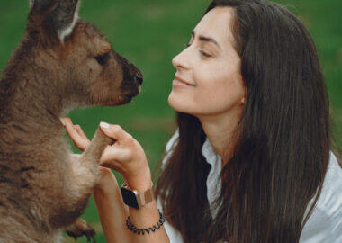 Ragazza con canguro in Australia