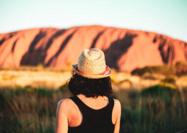 Ragazza guarda ayers rock