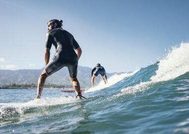 Surfisti fanno surf in australia