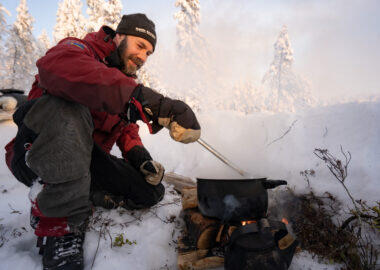 Lapland-Guesthouse-Snowshoeing-cooking-in-the-wild