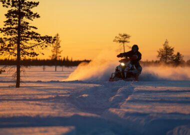 Lapland-Guesthouse - snowmobile-Sunset