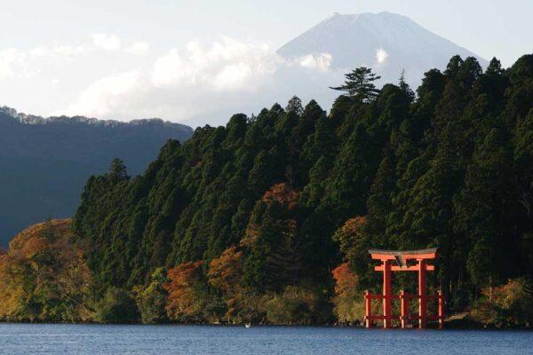 Giappone_Hakone_Lago_Ashinolo_Esterno_giorno